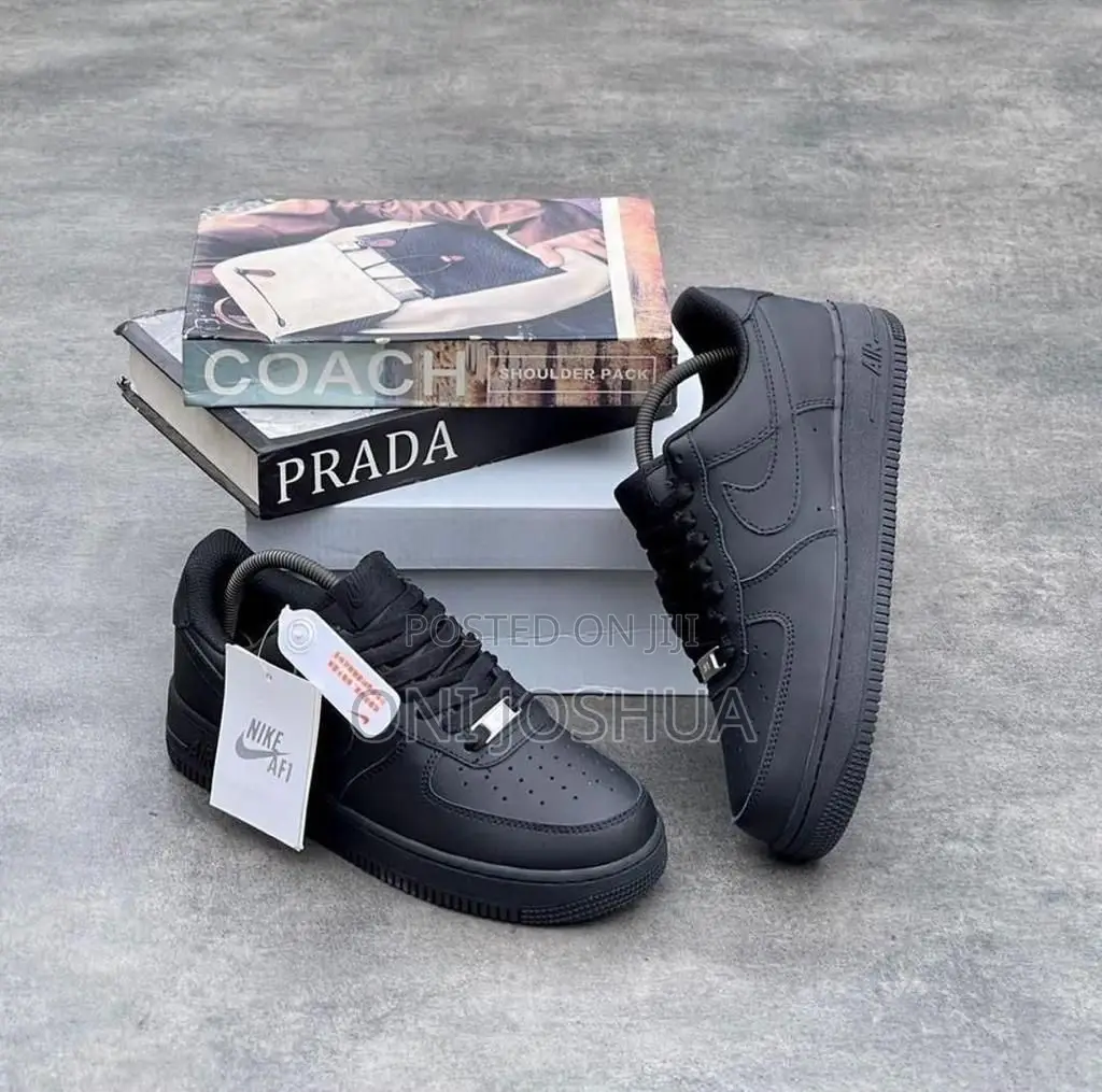 Black Nike Airforce Sneakers