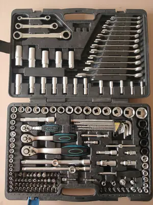 160pc 1/4", 3/8" 1/2" Dr. Socket Wrench Set (Metric)