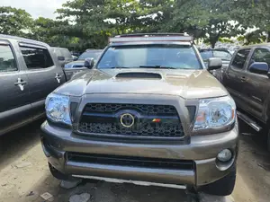 Toyota Tacoma Double Cab V6 Automatic 2011 Gold