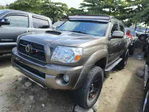 Toyota Tacoma Double Cab V6 Automatic 2011 Gold