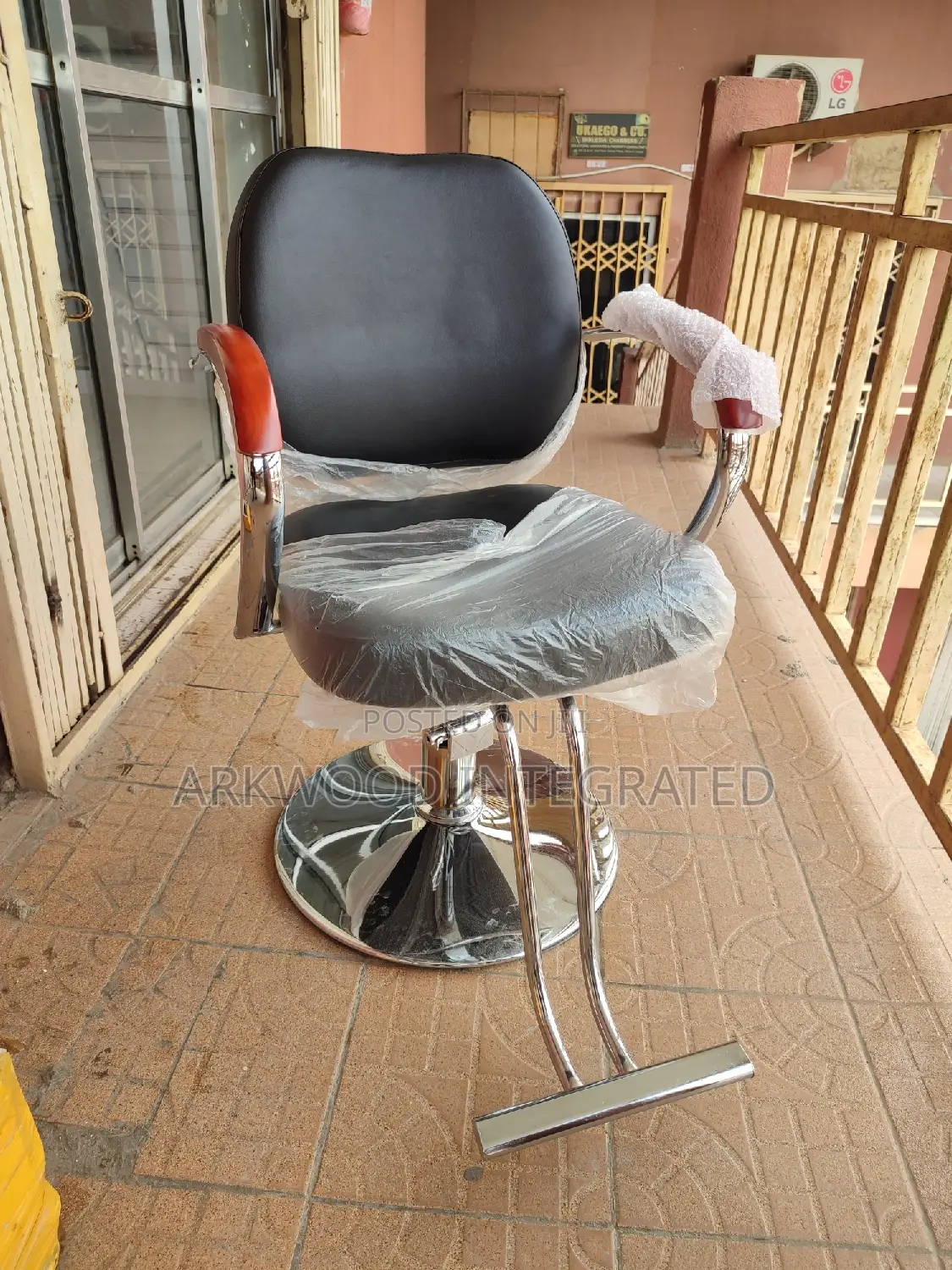 Height Adjustable Saloon Chair