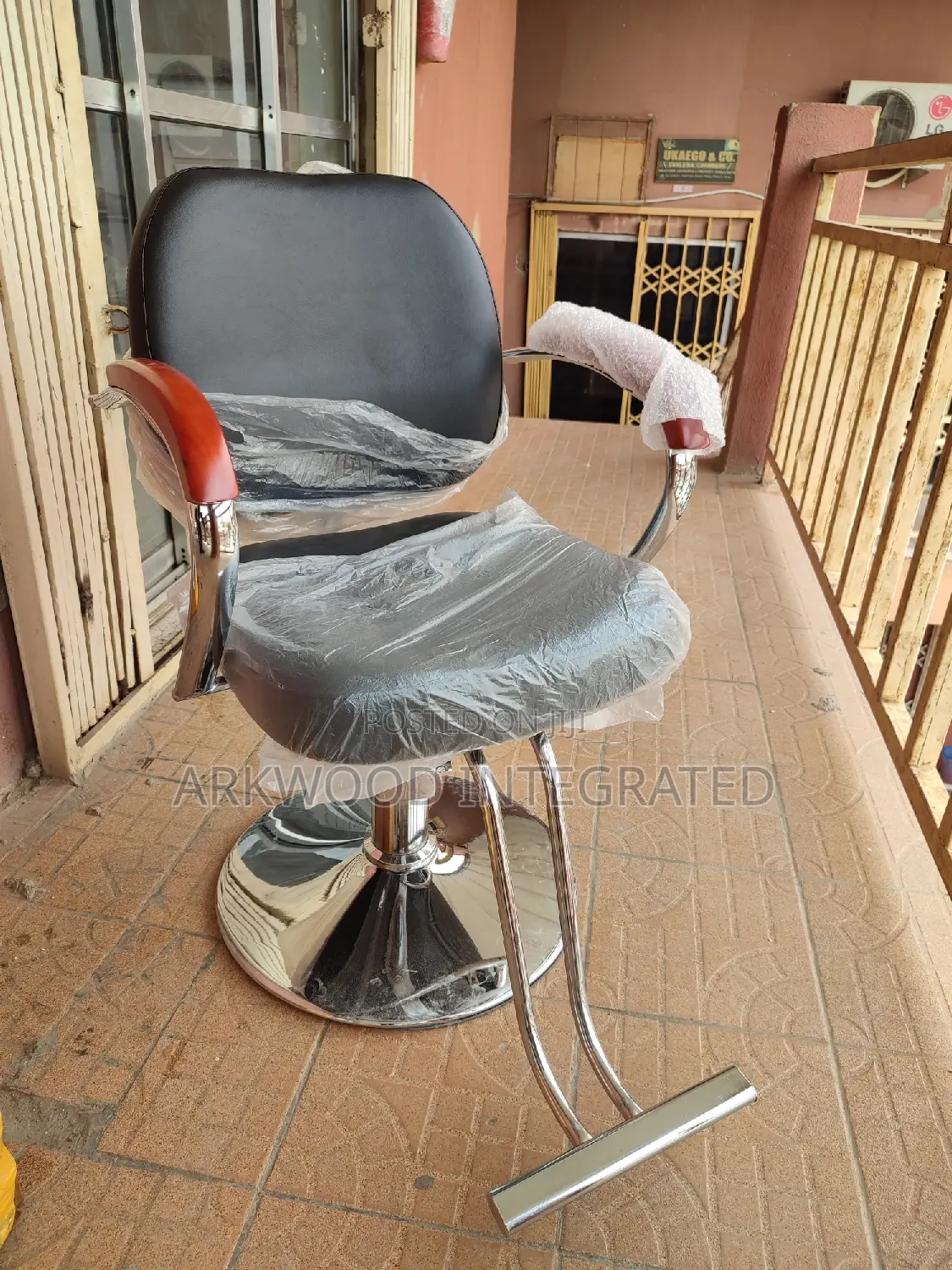 Height Adjustable Saloon Chair