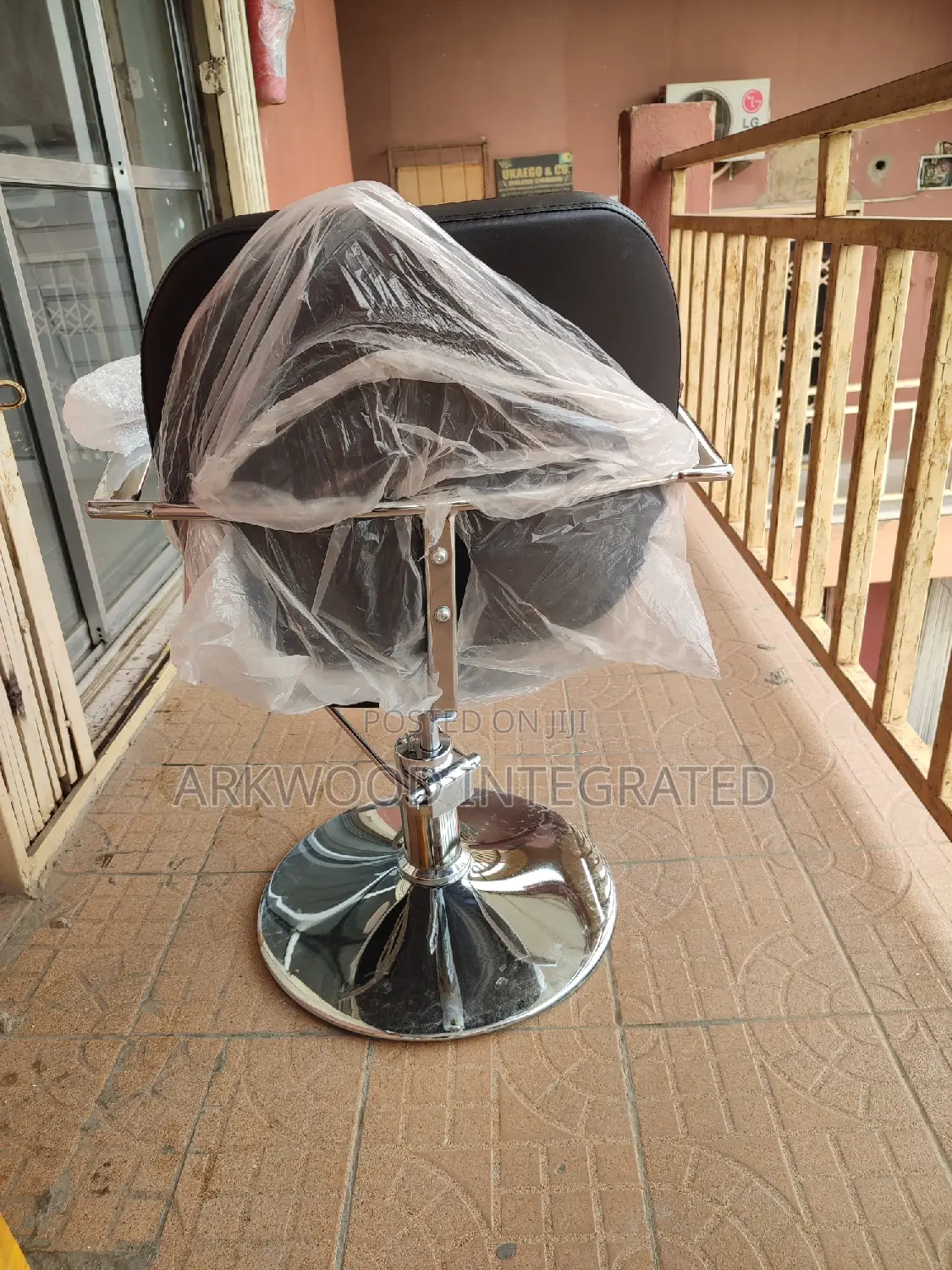 Height Adjustable Saloon Chair