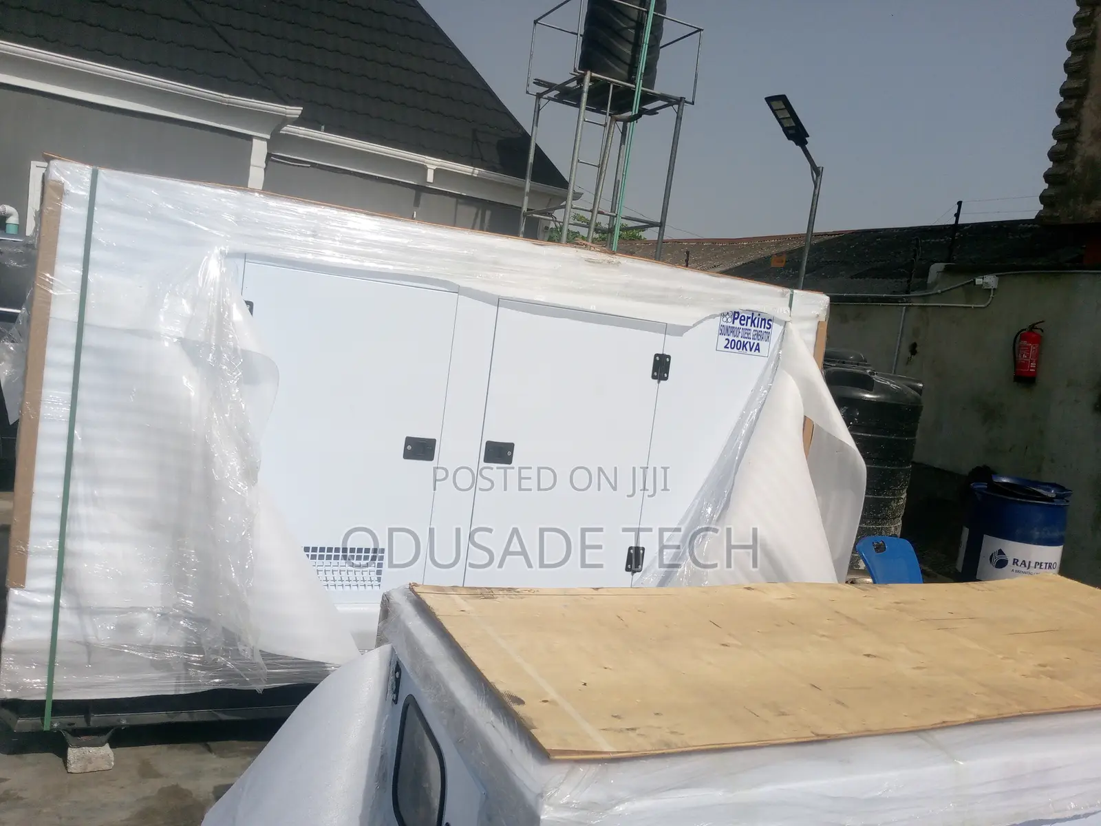Strong Perkins Generator With Soundproof 200kva