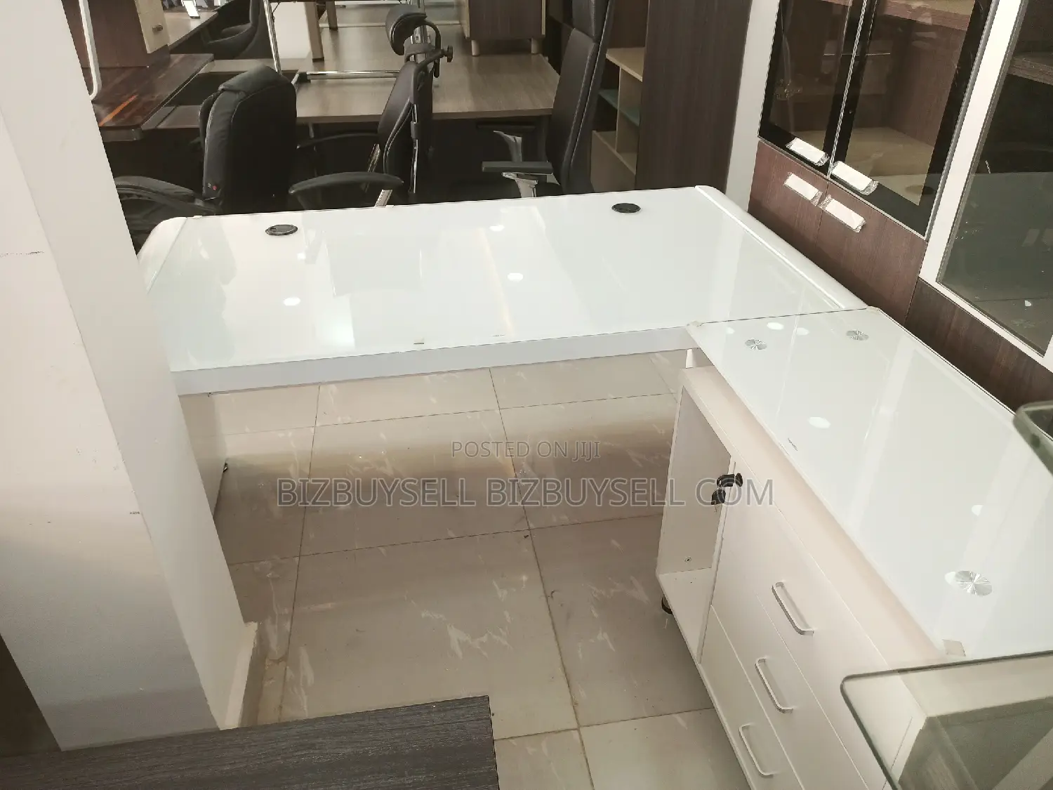 Executive Table (1.6 Miter)