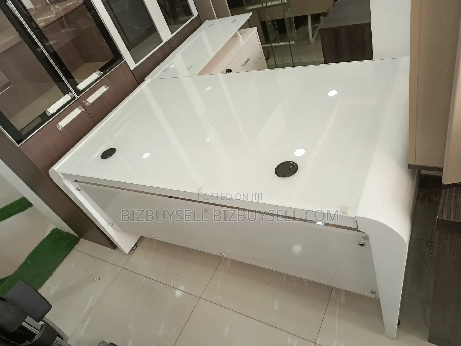 Executive Table (1.6 Miter)