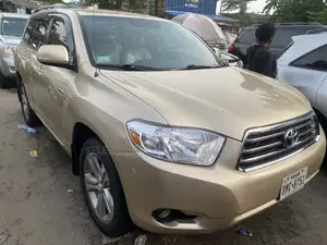 Toyota Highlander Limited 2010 Gold