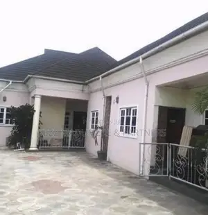 5bdrm Bungalow in Location Road , Ada, Port-Harcourt for sale