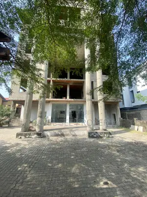 8bdrm House in Oniru Victoria for sale
