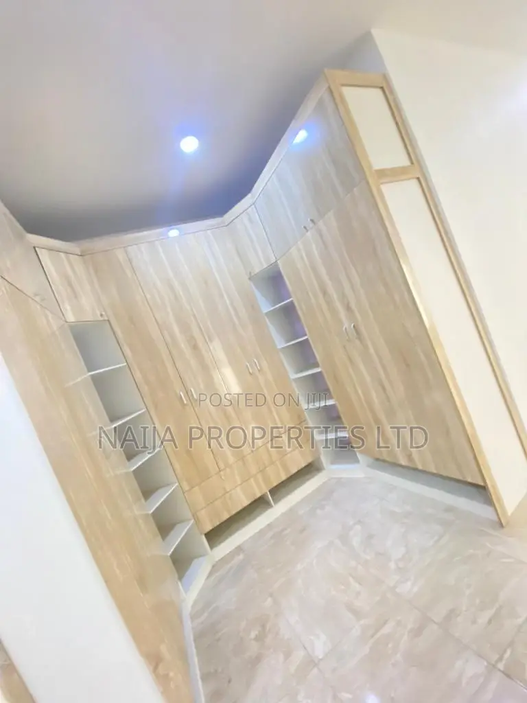 5bdrm Duplex in Chevron, Lekki for sale