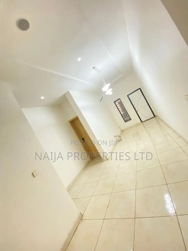 5bdrm Duplex in Chevron, Lekki for sale