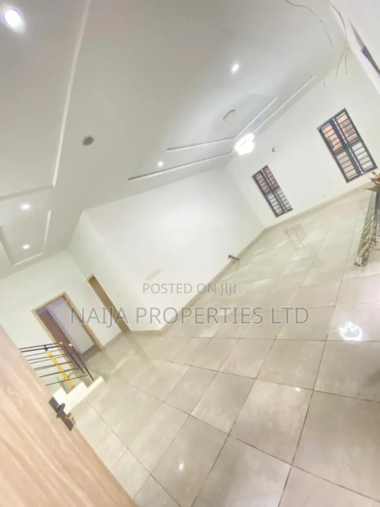 5bdrm Duplex in Chevron, Lekki for sale