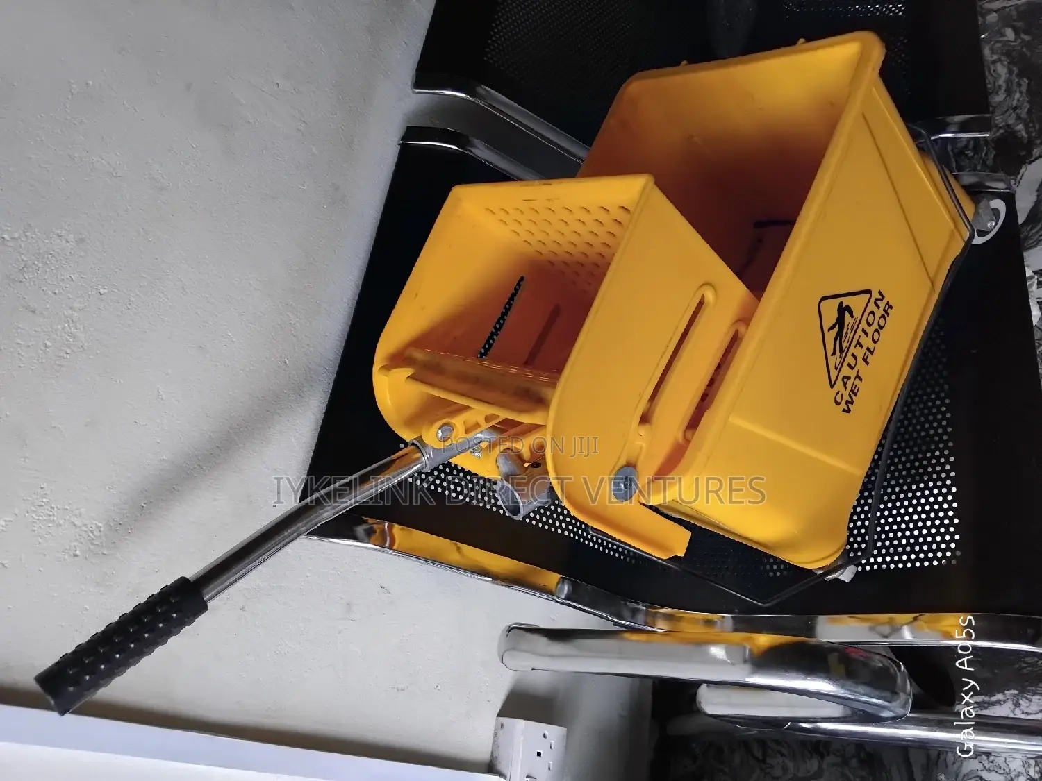 Trolley Mobbing Bucket