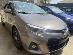 Toyota Corolla 2015 Gold