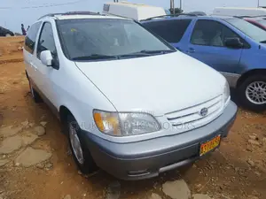 Toyota Sienna XLE 2002 White