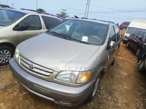 Toyota Sienna XLE 2002 Gold