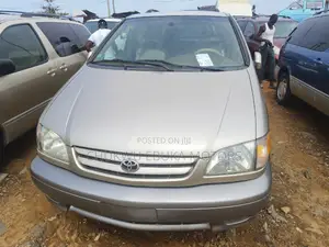 Toyota Sienna XLE 2002 Gold
