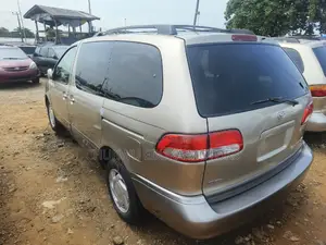 Toyota Sienna XLE 2002 Gold