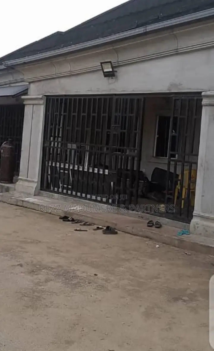 For Sale : A Functional Modern Bakery