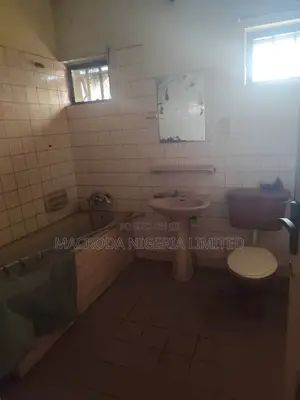 3bdrm Block of Flats in Off Toyin Street for rent