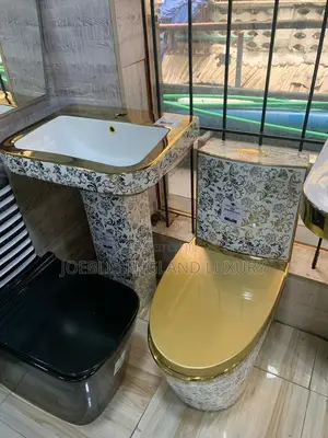 Big Executive Water Closet White and Flower Gold