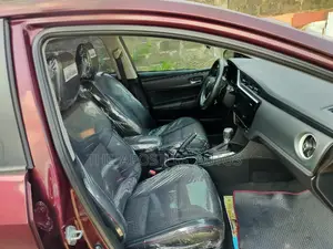 Toyota Corolla SE (1.8L 4cyl 6M) 2018 Burgundy