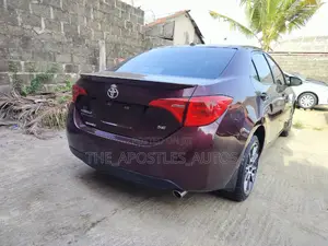 Toyota Corolla SE (1.8L 4cyl 6M) 2018 Burgundy
