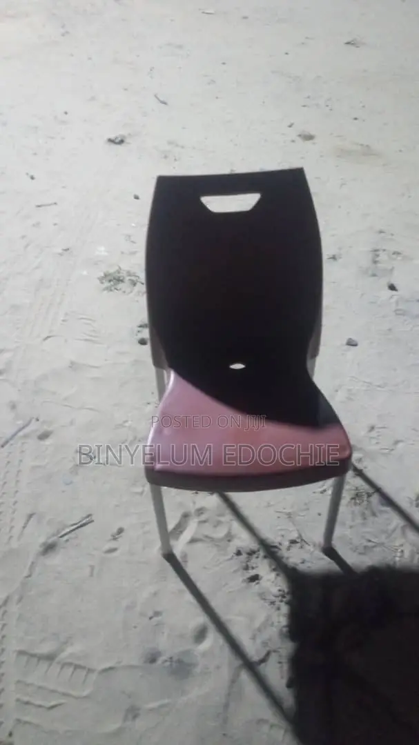 Plastic Chairs With Metal Leg