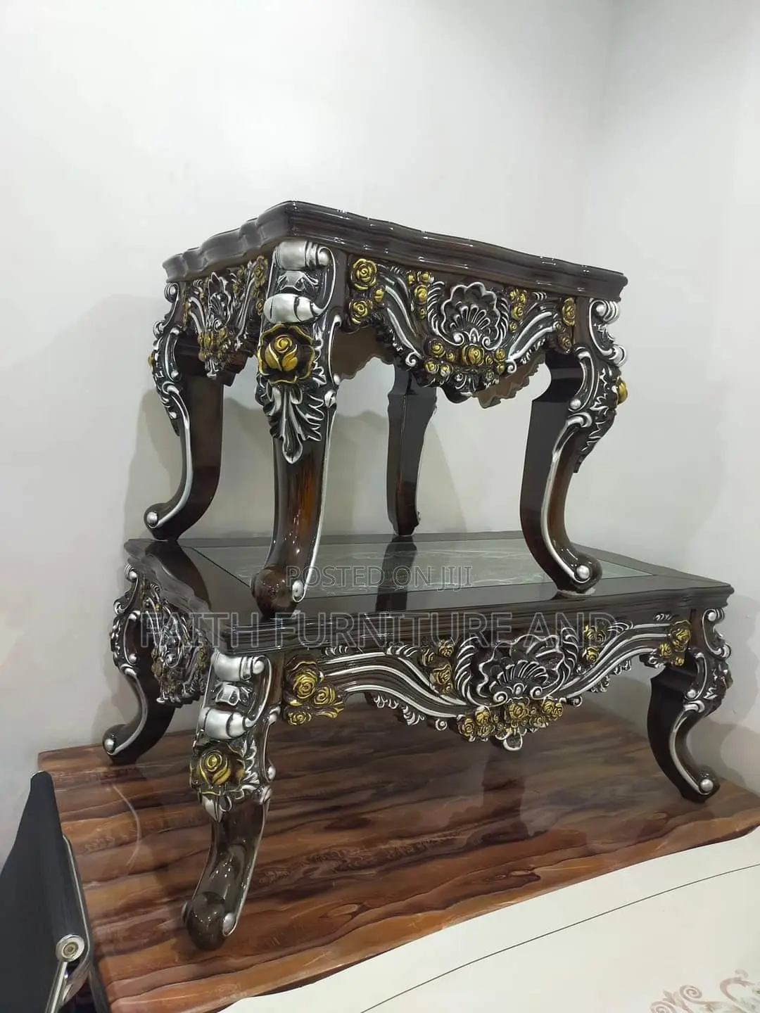 Royal Center Table and 1 Side Stools