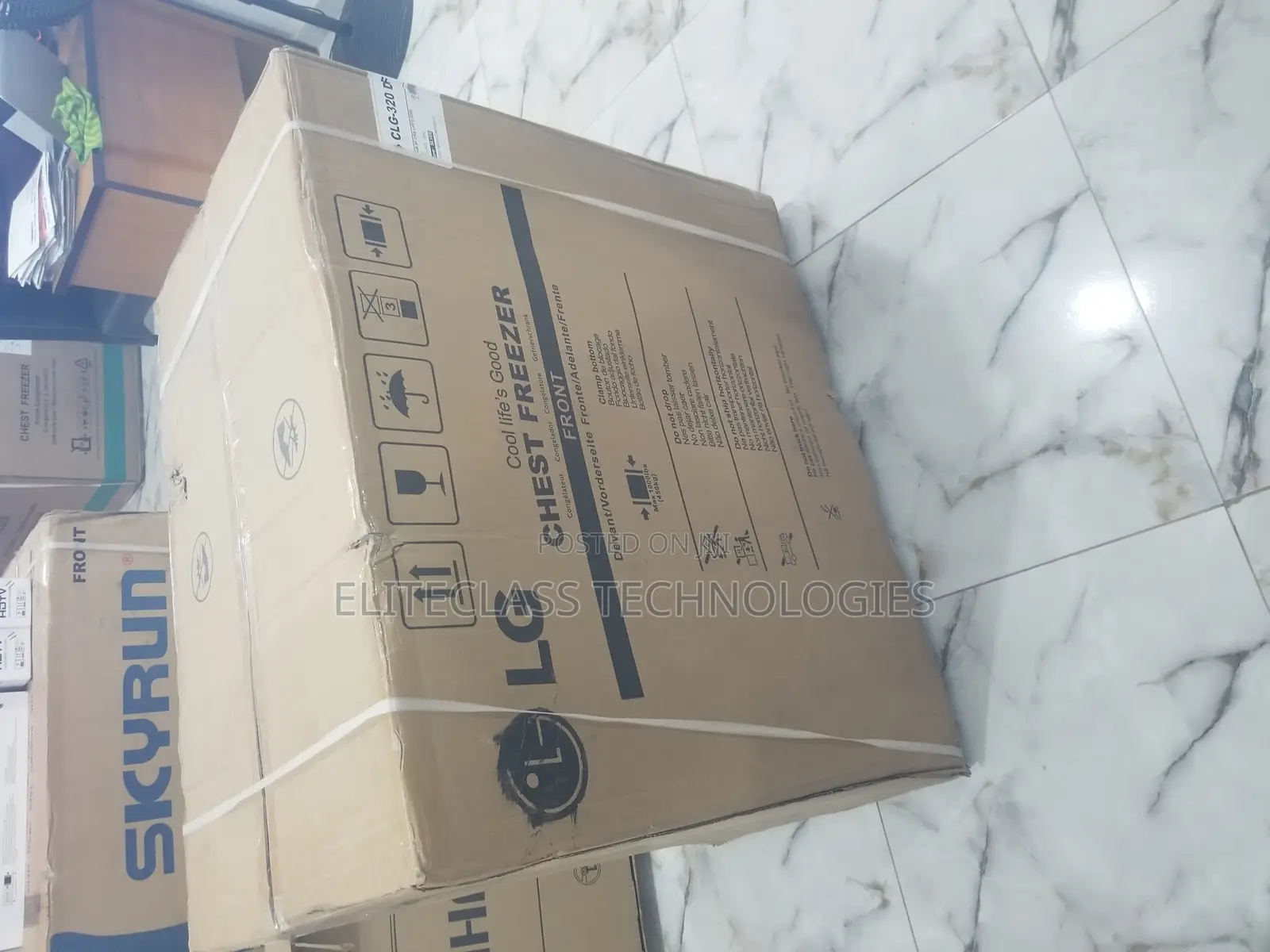 CLG 320 Chest Frezer (300L).