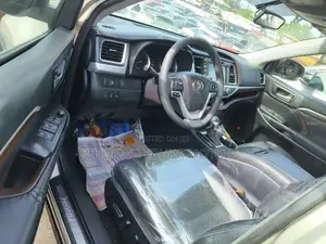 Toyota Highlander 2017 Gold