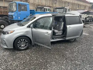 Toyota Sienna XLE AWD 2019 Silver