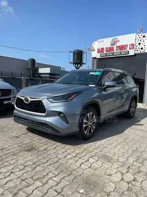 Toyota Highlander XLE 2021 Blue