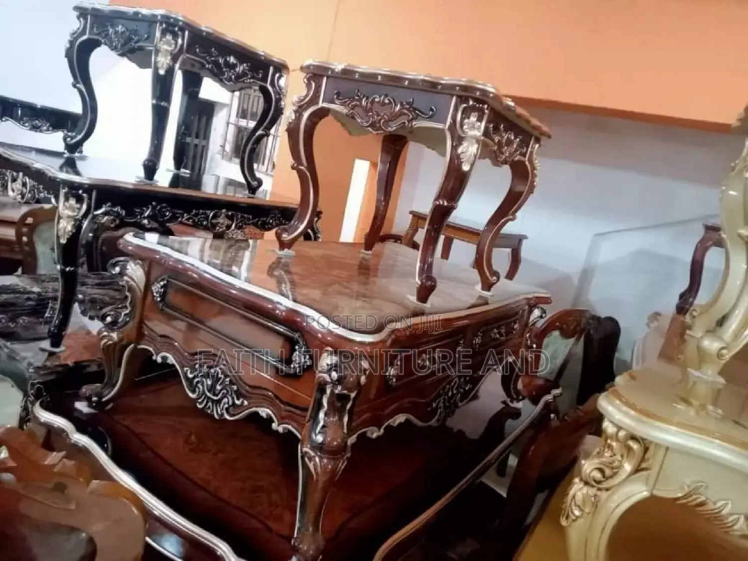 Royal Center Table and 1 Side Stools
