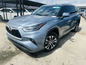 Toyota Highlander XLE 2021 Blue