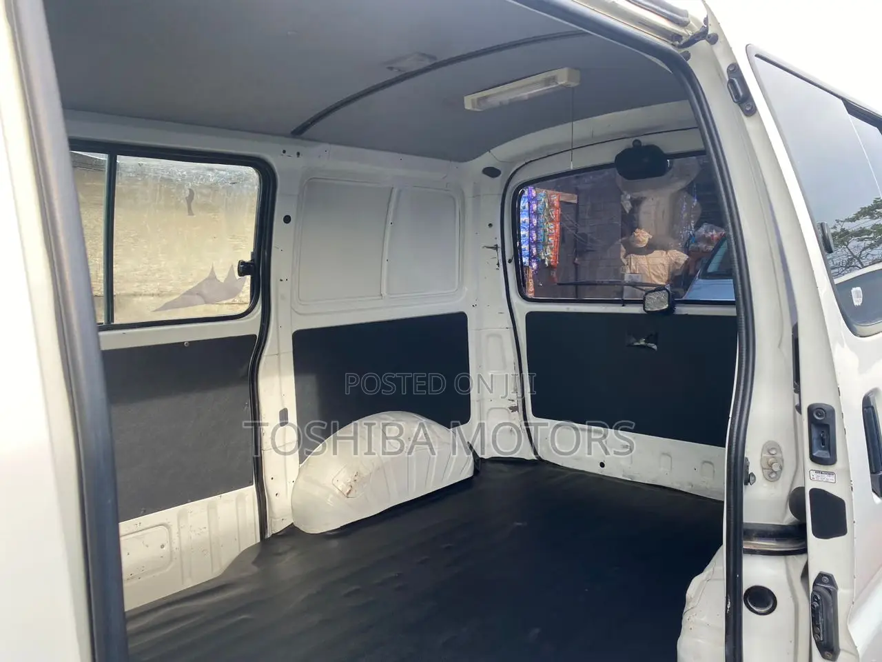 Toyota HiAce 2005 White