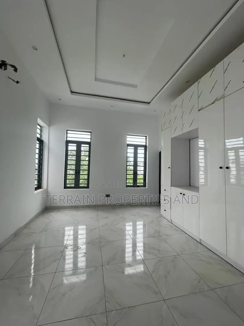 Furnished 5bdrm Duplex in Ikota for sale