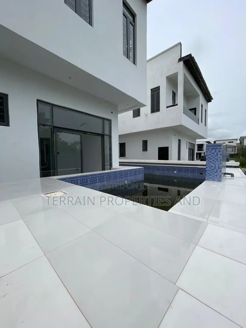 Furnished 5bdrm Duplex in Ikota for sale