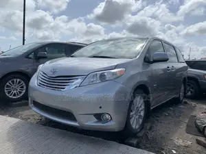 Toyota Sienna Limited AWD 7-Passenger 2013 Silver