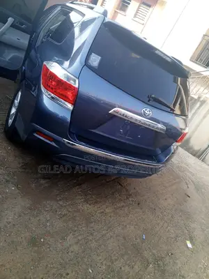 Toyota Highlander SE 2012 Blue