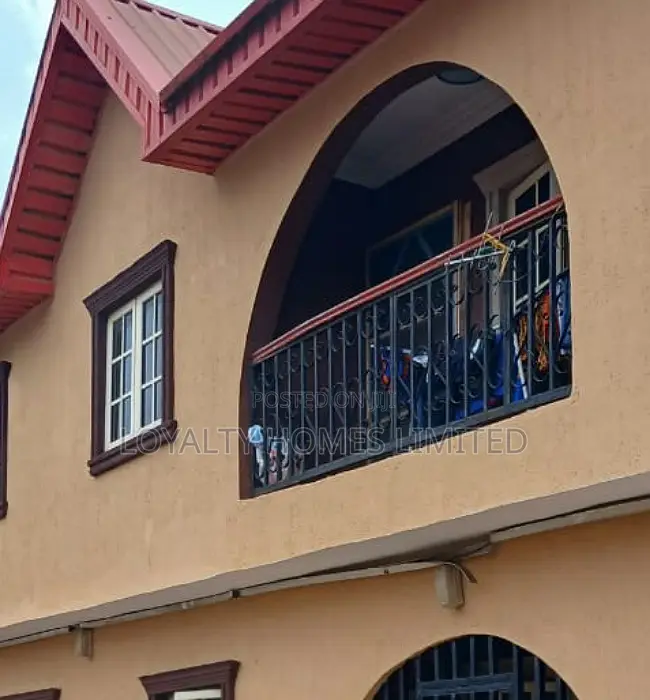 5bdrm Block of Flats in Isolo for sale
