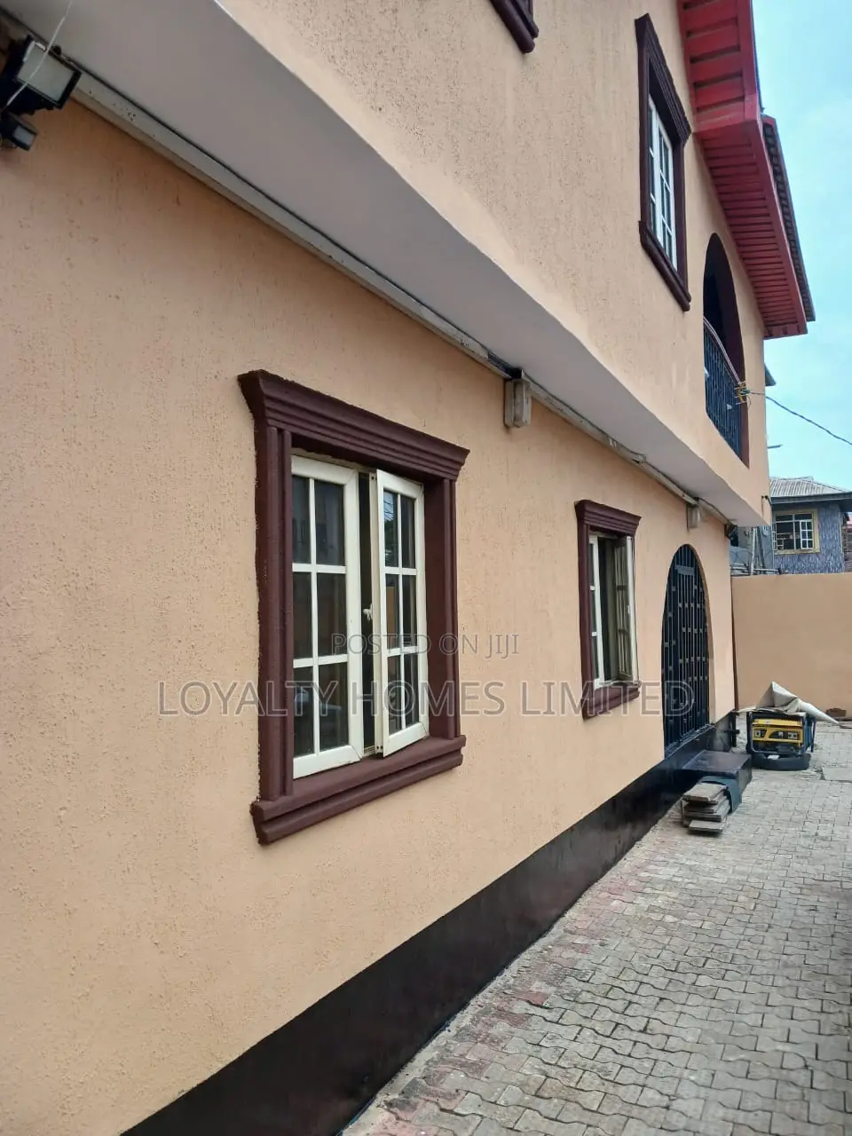 5bdrm Block of Flats in Isolo for sale