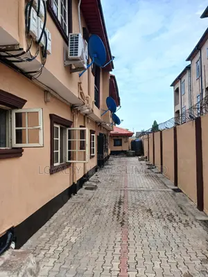5bdrm Block of Flats in Isolo for sale