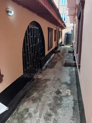 5bdrm Block of Flats in Isolo for sale