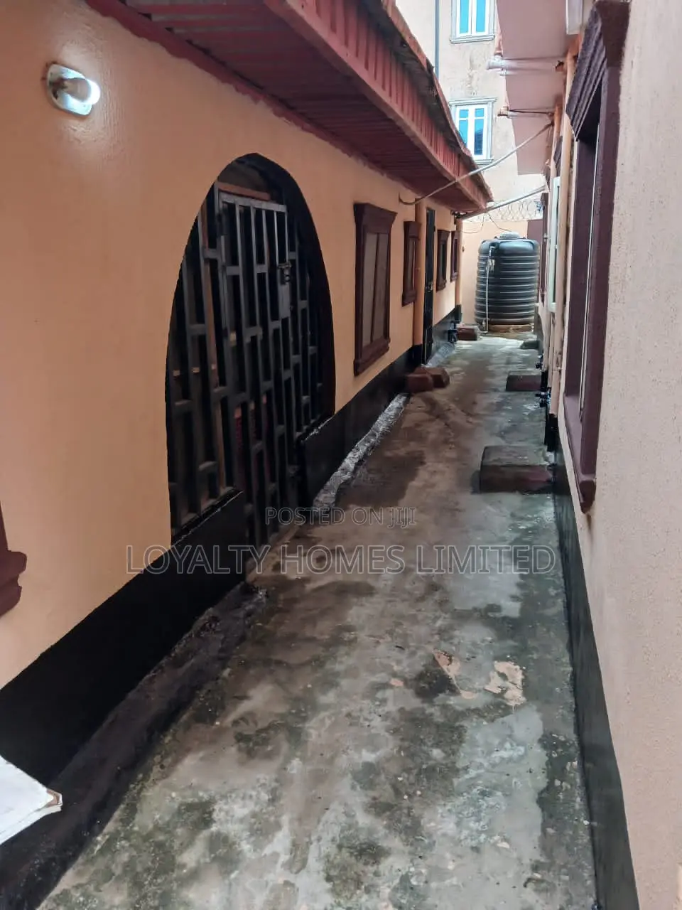 5bdrm Block of Flats in Isolo for sale