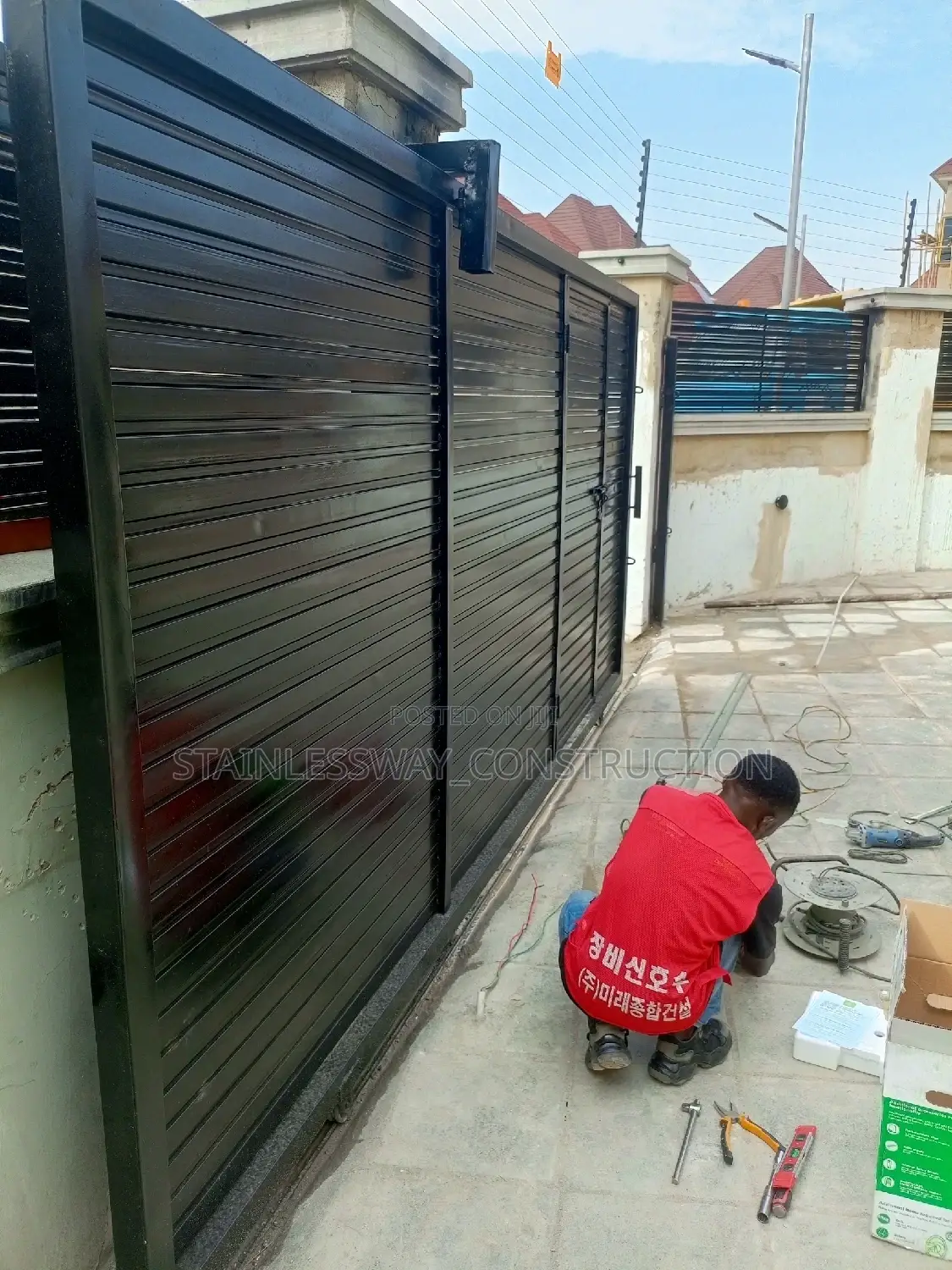 Black Gate With D5 Smart Gate Controller