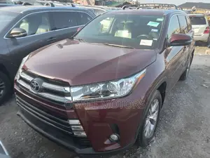 Toyota Highlander XLE 4x2 V6 (3.5L 6cyl 8A) 2017 Red