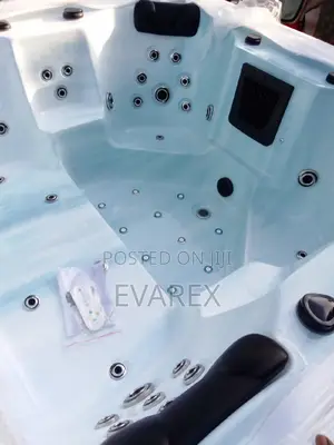 Luxury Spa Jacuzzi With Remote Control, in-Built Heater