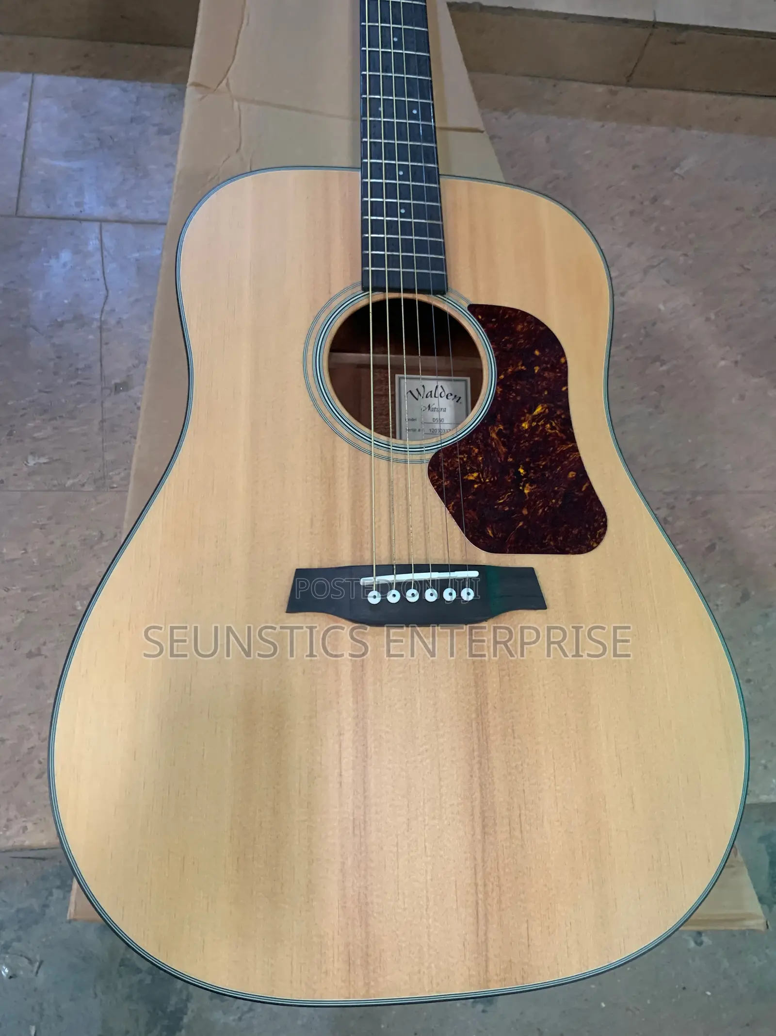 Quality Walden Pure Acoustic Guitar