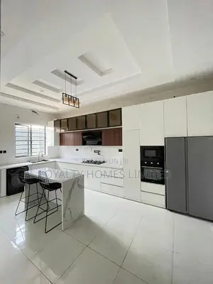 5bdrm Duplex in Chevron for sale